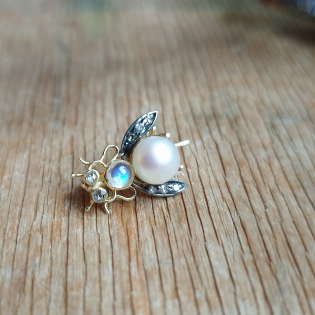 5 Octobre auksuoto sidabro sagė su deimantais, perlais ir mėnulio akmeniu